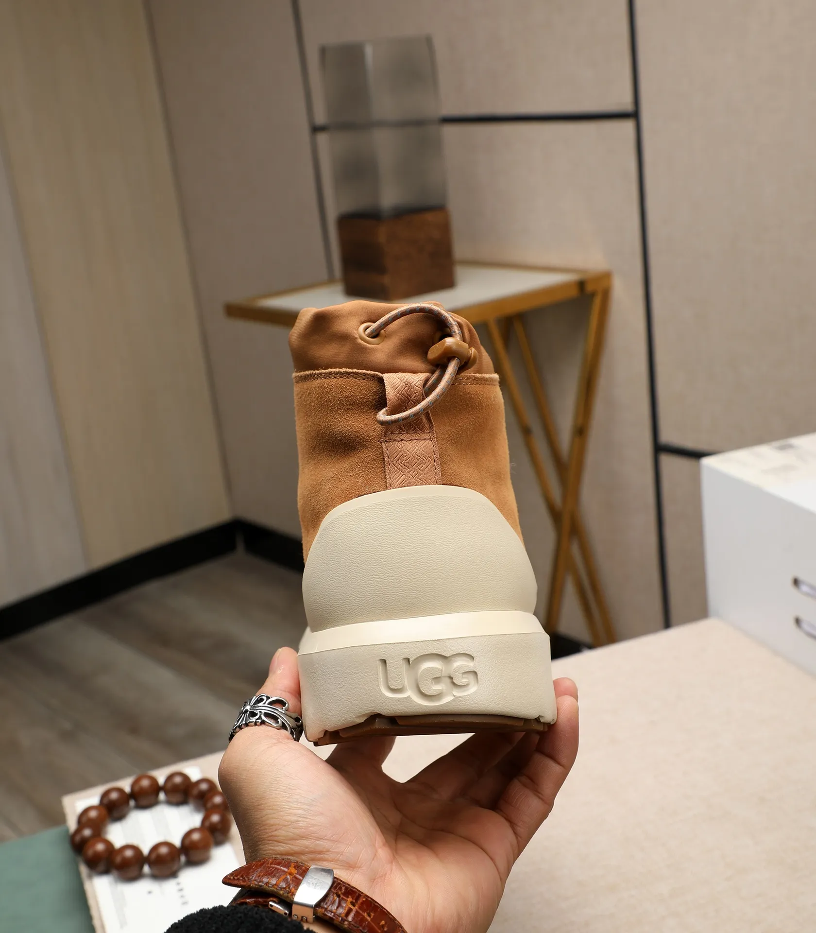 Men's shoes 💰580 (same style for men and women) Please pay attention to the quality of the original order and compare the thickness of the wool 🏮🏮The popular UGG is from Australia's warm luxury brand men's shoes, the official website is synchronized, Beckham men's style..., made of imported first-layer waxed cowhide, waxed toe cap, Australian real wool velvet lining Carefully sewn...Imported rubber Martin boots outsoles (comfortable, soft and wear-resistant). I really like the quality..Exquisite workmanship. You won't be able to put it down at first sight. Sizes 35-44